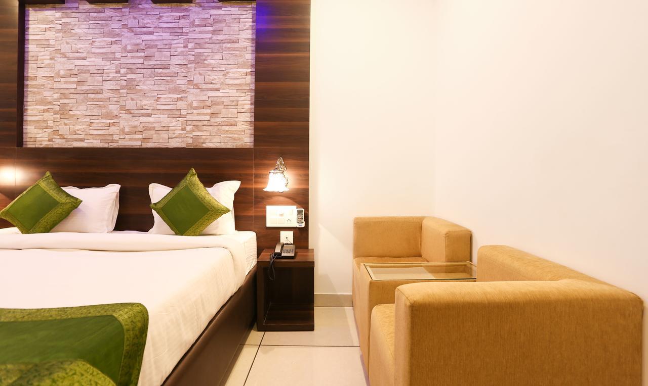Oyo 30525 Dwarka Grand