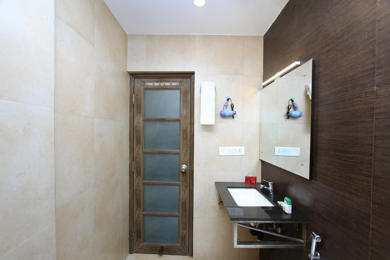 Oyo 7463 Leo Hotel