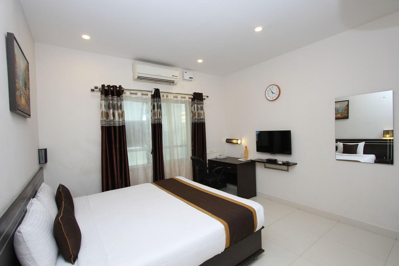 Oyo 7463 Leo Hotel