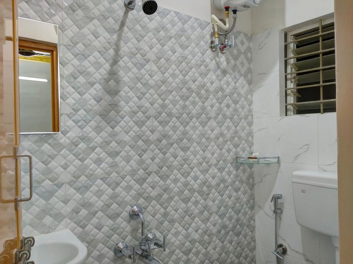 Oyo 11093 Rathod Hotel Bangalore
