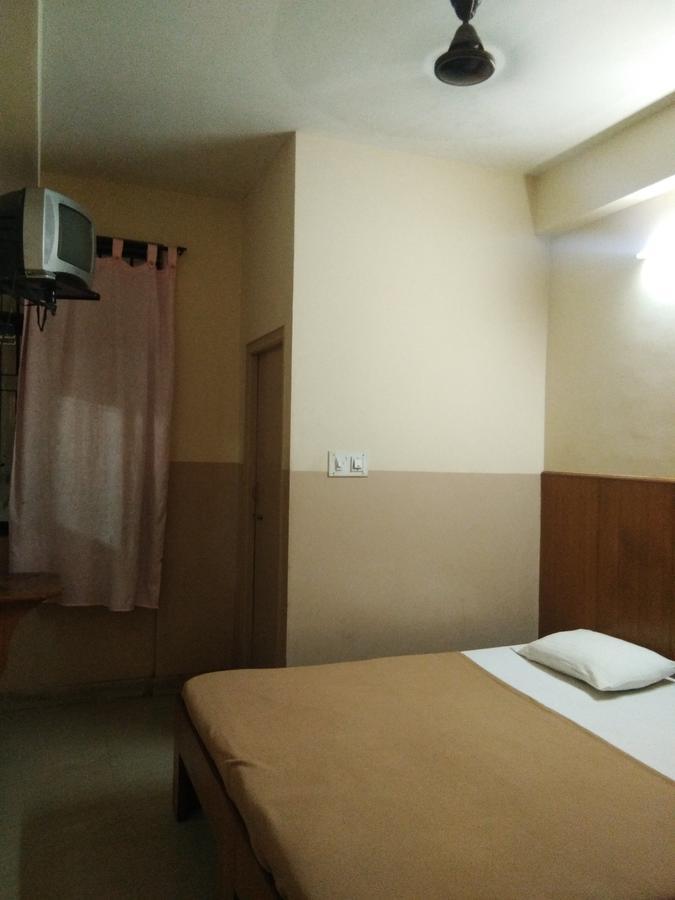 Veekay Tourist Home *