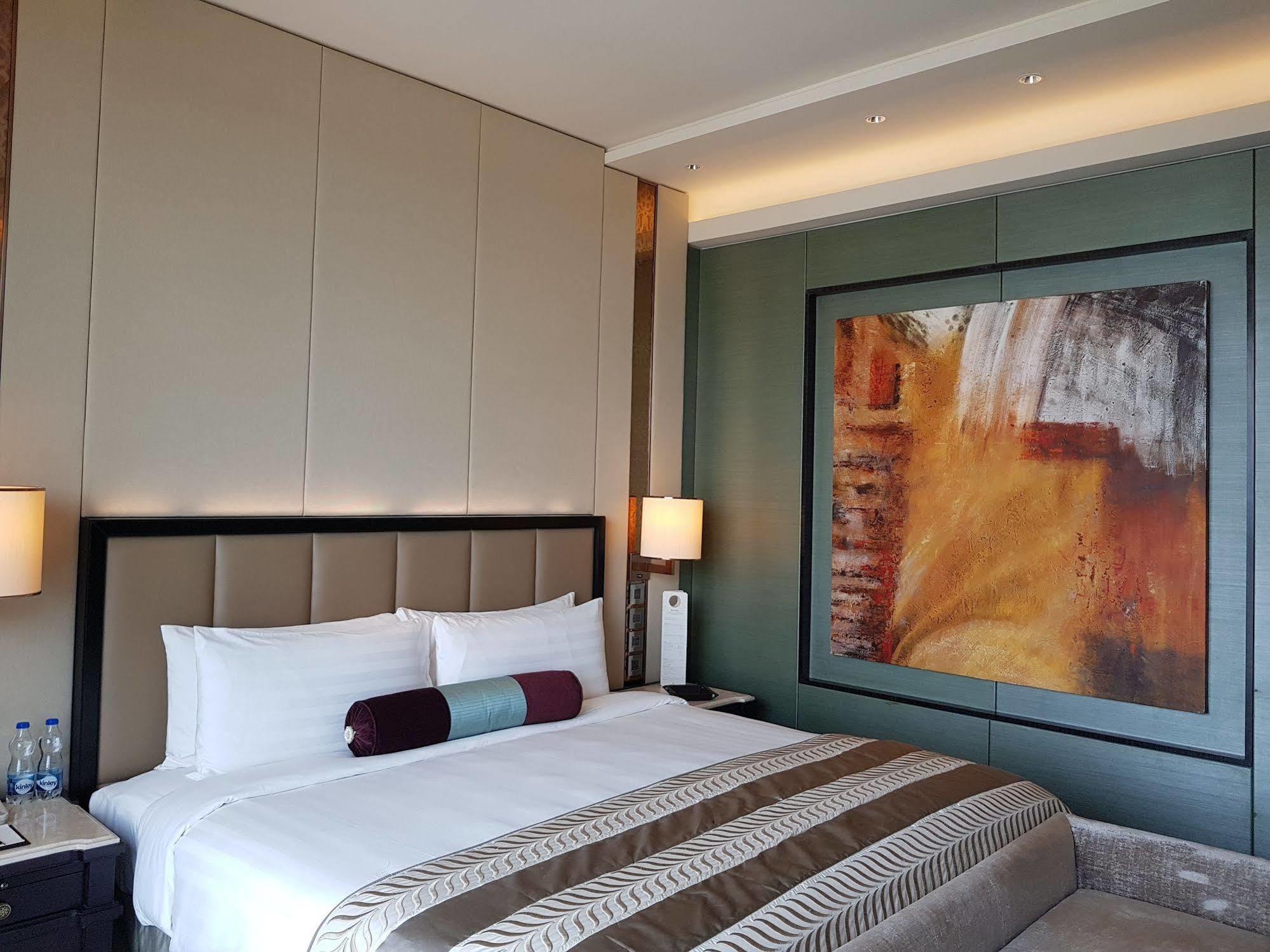 Shangri-la Hotel 5*