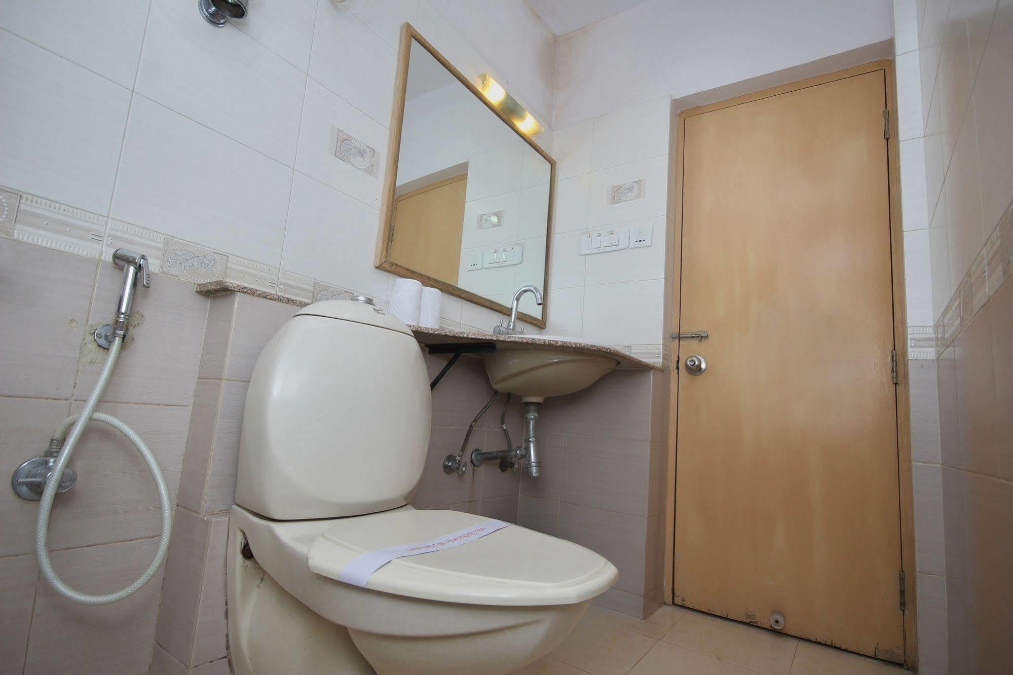 Oyo 5934 Lokaz Hotel 3*
