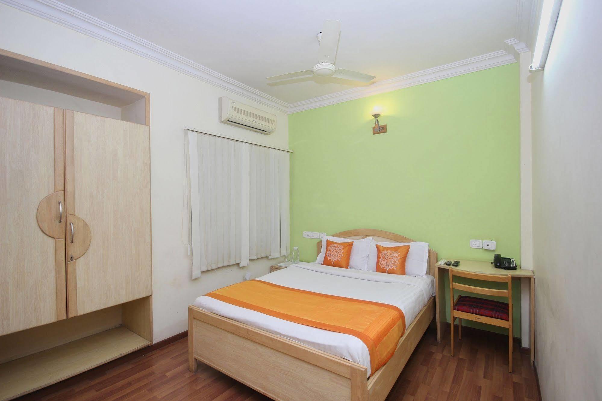 Oyo 5934 Lokaz Hotel 3*