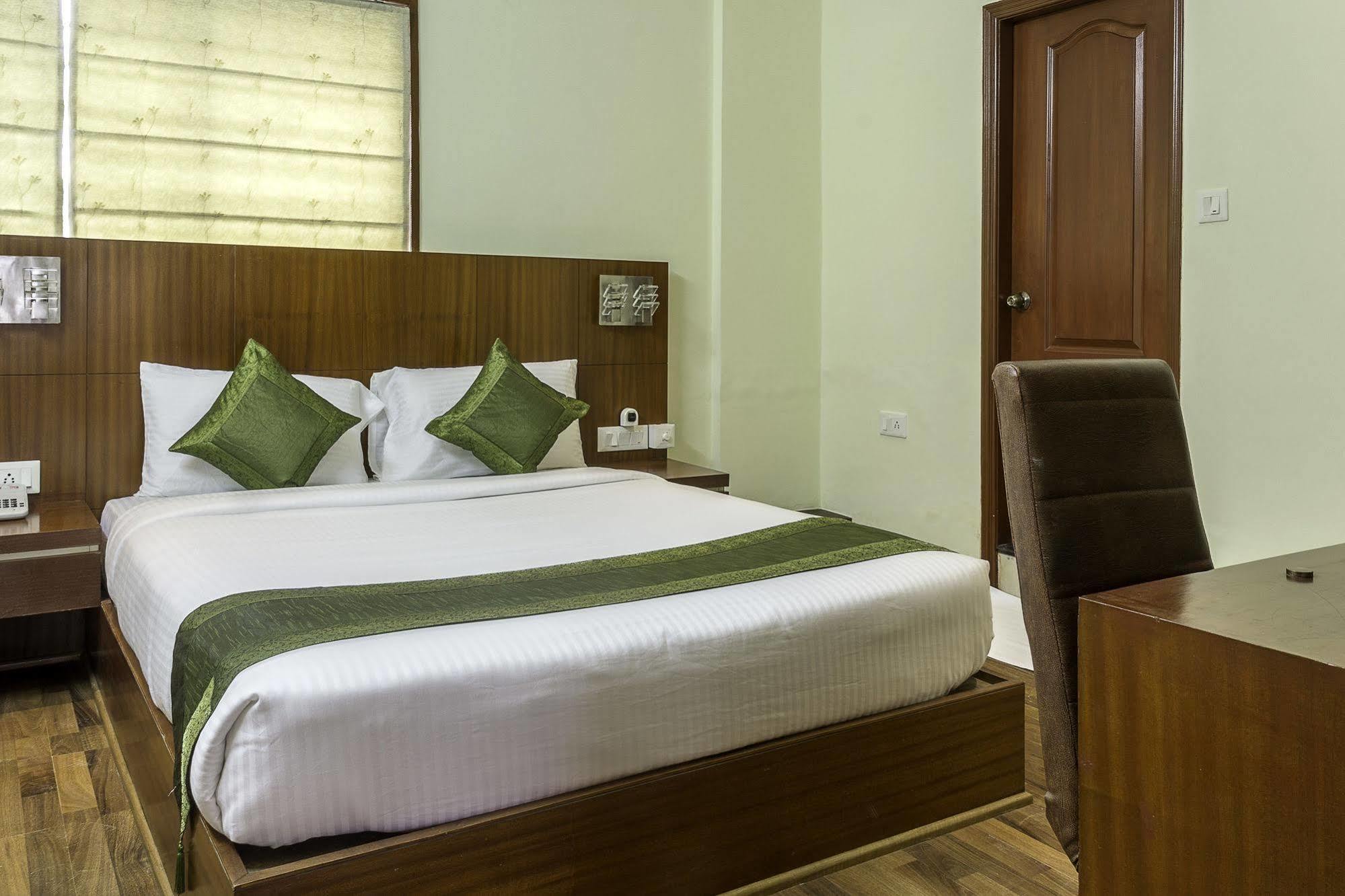 Hotel Treebo Grand Continent 3*