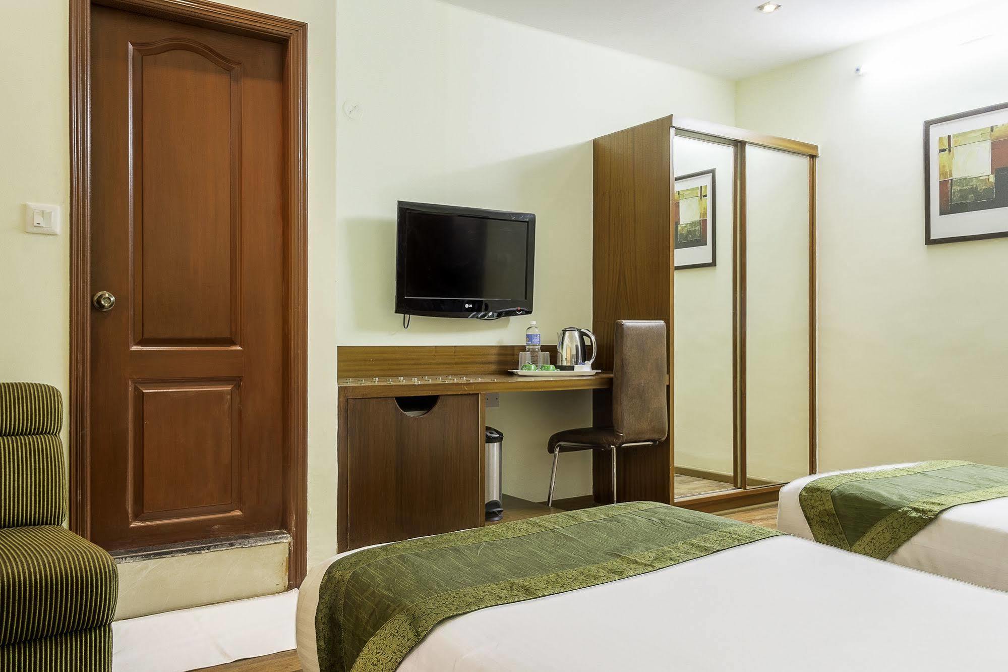 Hotel Treebo Grand Continent 3*