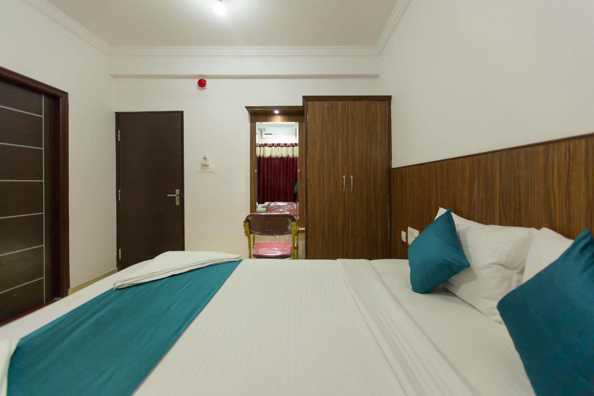 Zo Majestic Anand Rao Circle Hotel