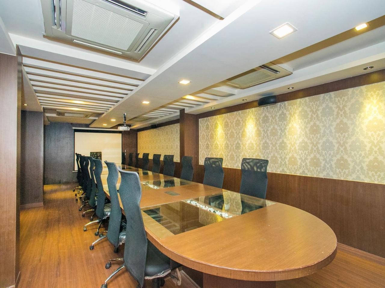 Hotel Oyo 16557 Sri Krishna International