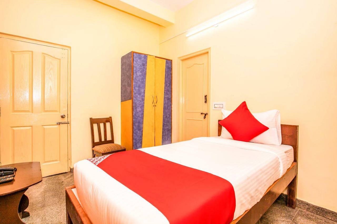 Oyo 17136 Chinmayee's Hotel