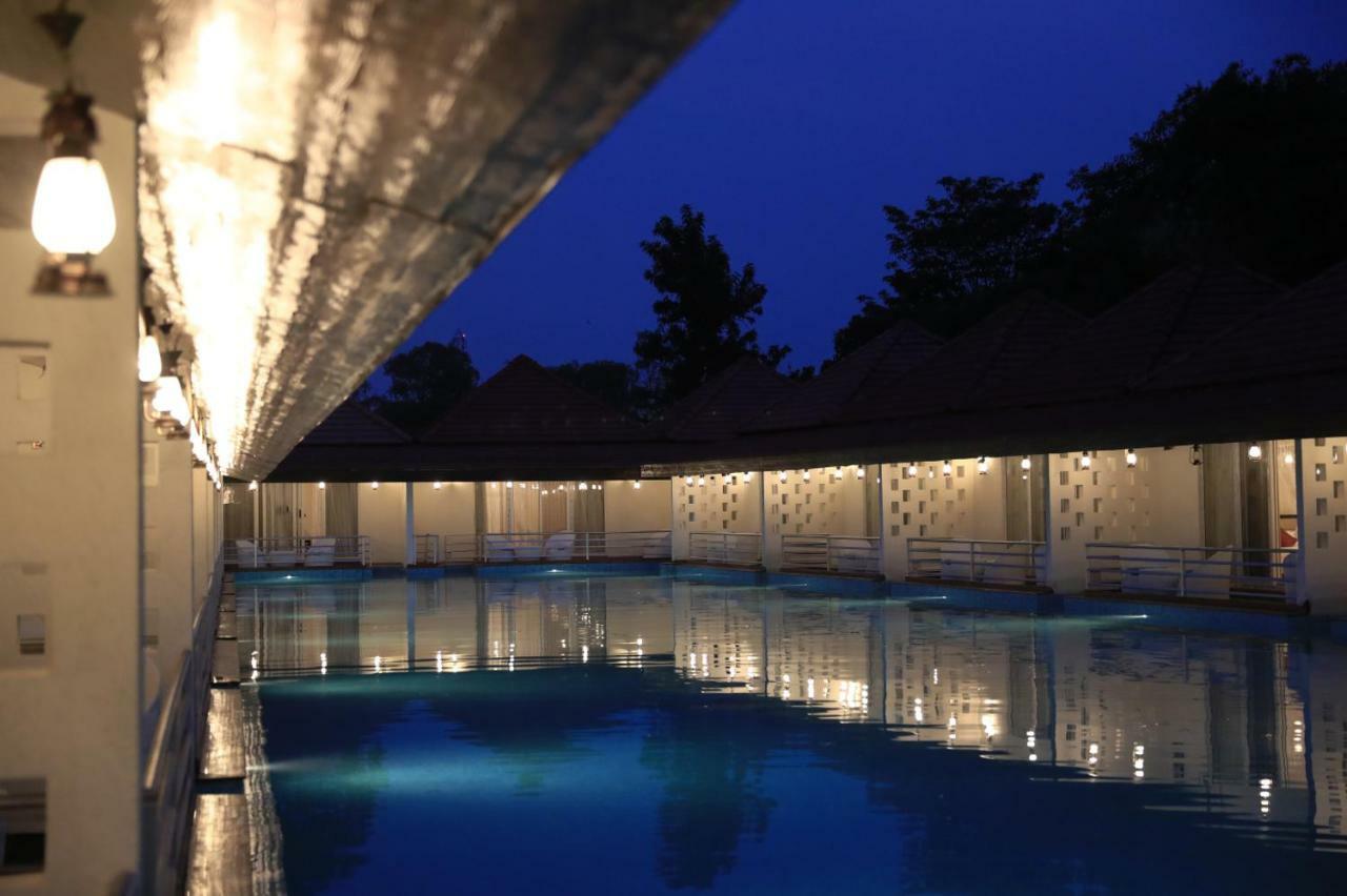 Ezone Lagoon Hotel *