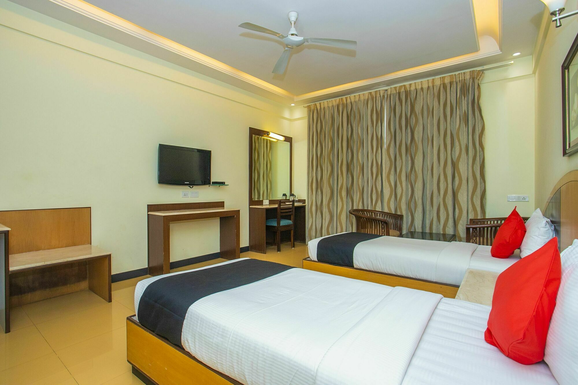 Hotel Capital O 2233 Kandi Tree 3*
