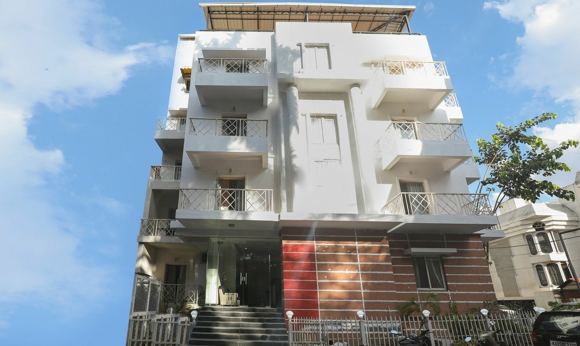 Treebo Trend White Mg Hotel 3*