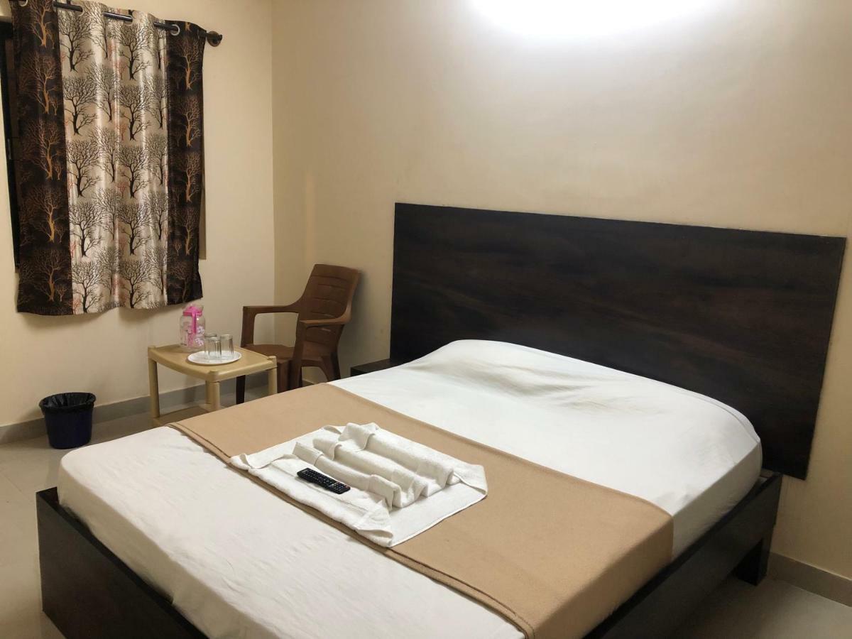 Veekay Hotel *