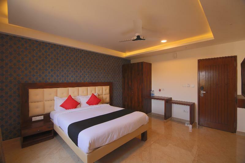 Capital O 36063 Ample Trees Hotel 3*