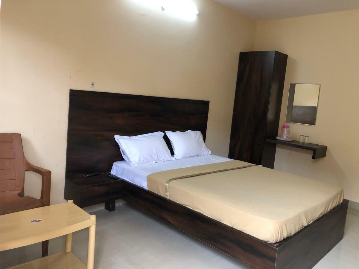 Veekay Hotel *