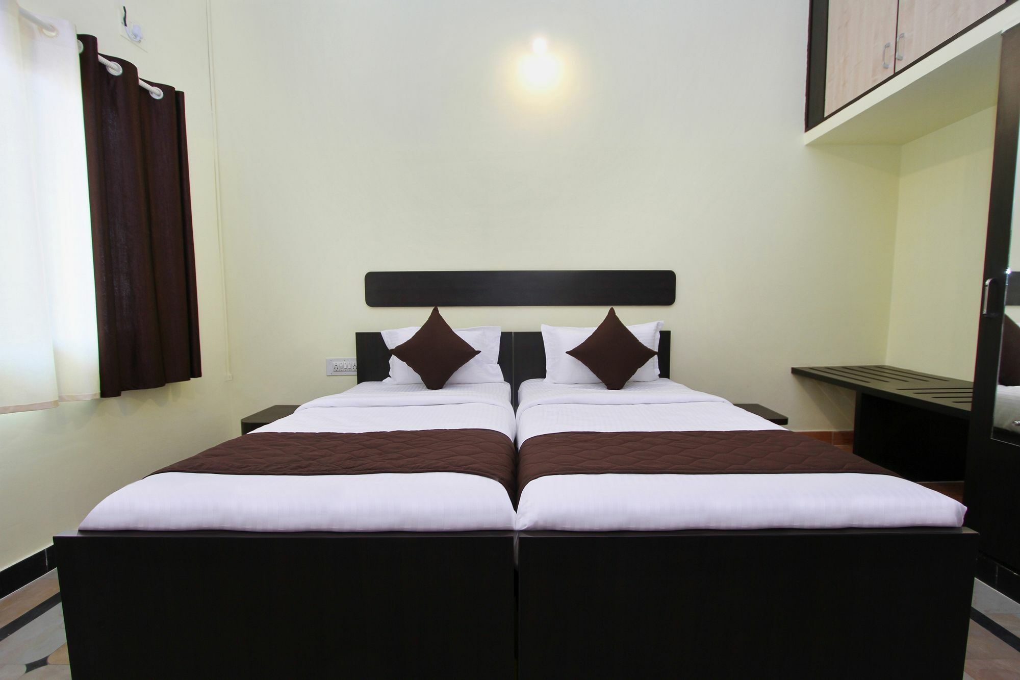 Oyo 9060 Sri Sai Guest Hotel 3*
