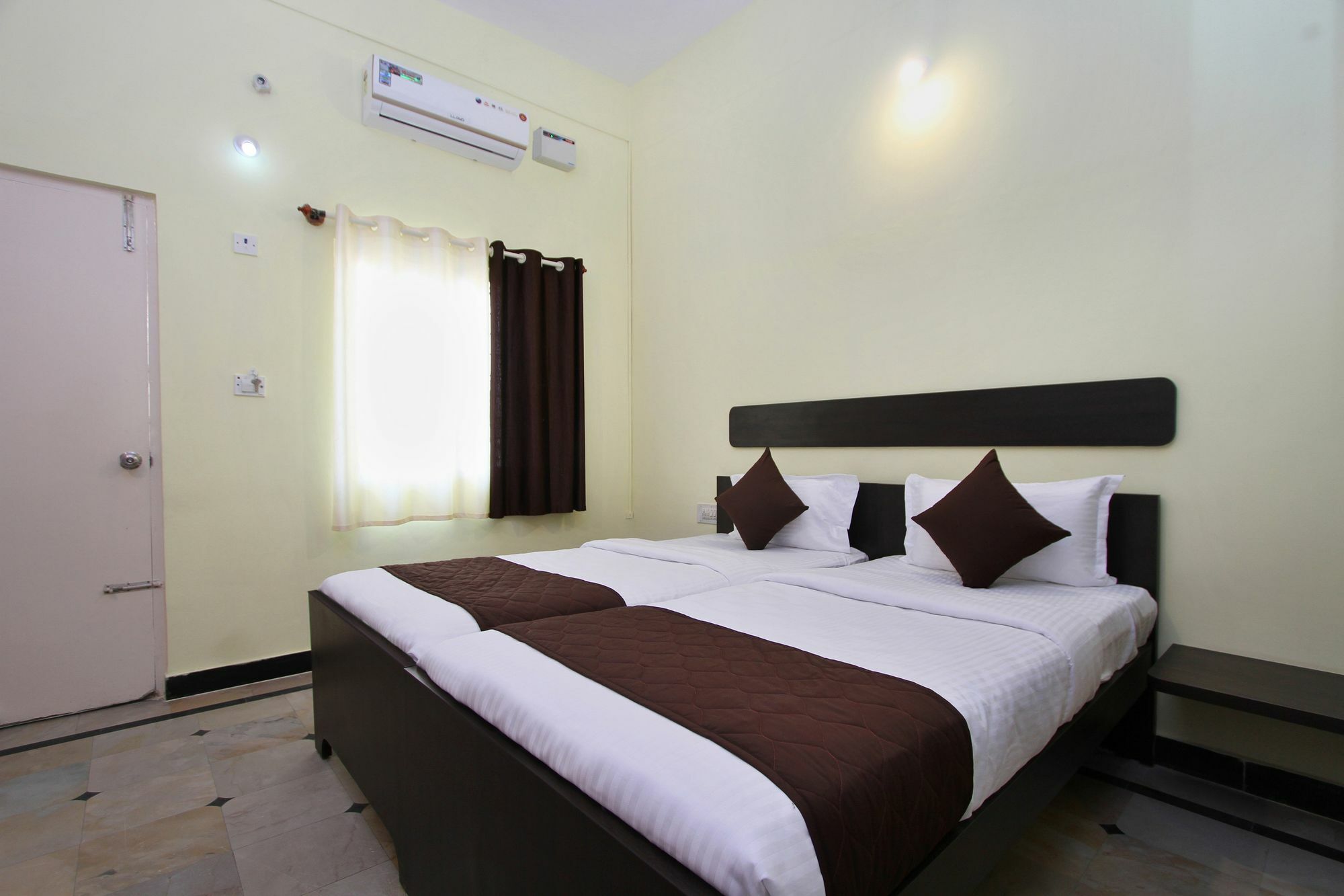 Oyo 9060 Sri Sai Guest Hotel