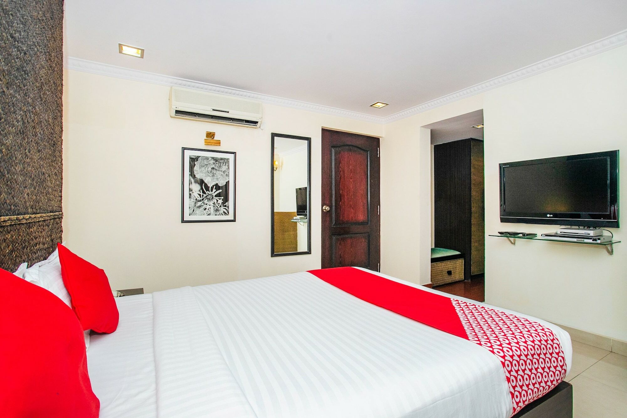 Hotel Oyo 23003 Shilton Royale 3*