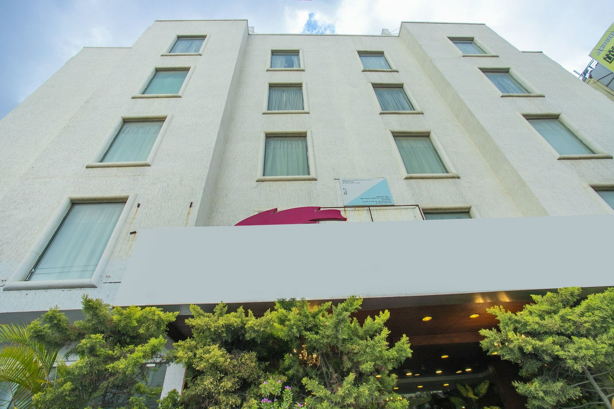 Oyo 23003 Shilton Royale Hotel