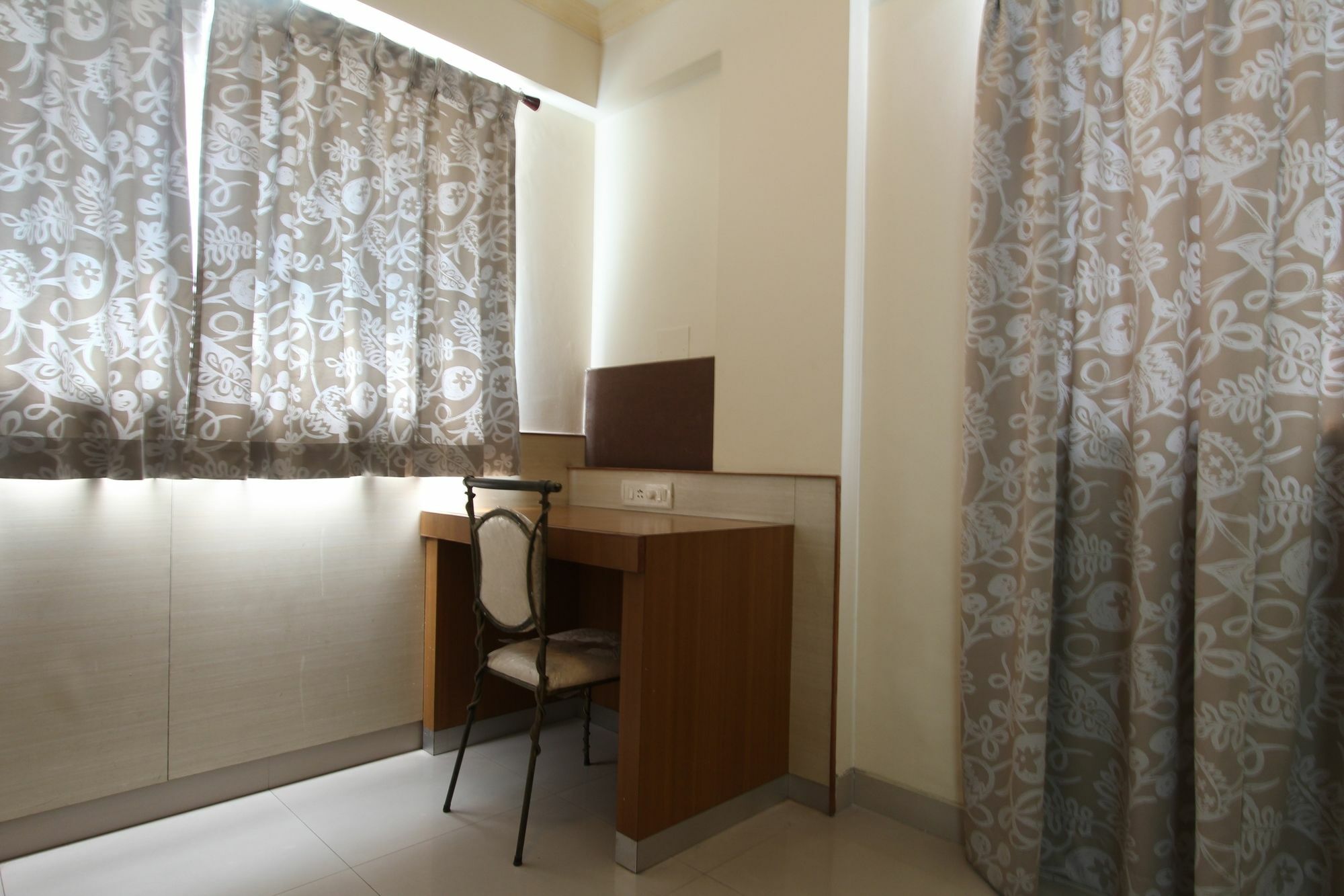 Oyo 8252 Aayush Corporate Hotel 2*