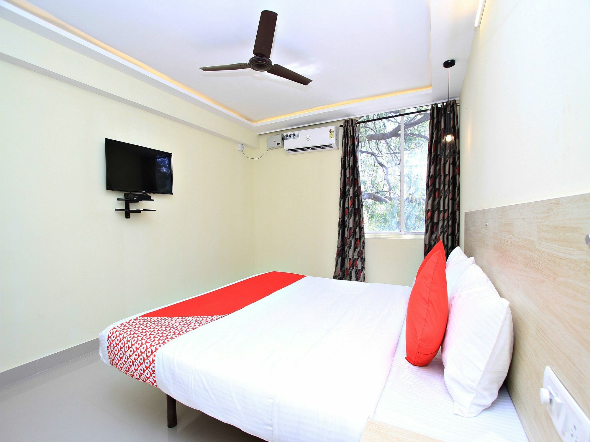 Oyo 11927 Varcity Imperium Hotel Bangalore