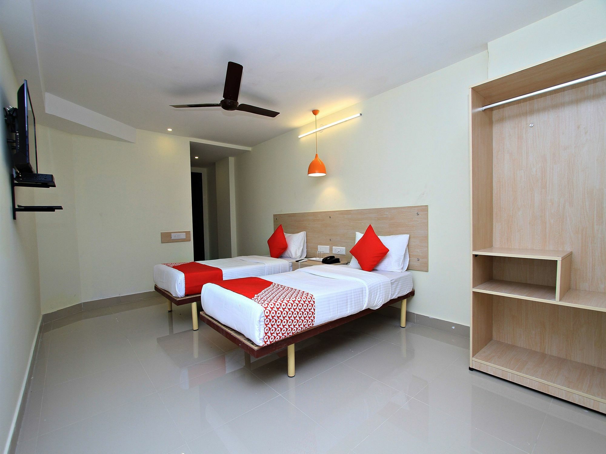 Hotel Oyo 11927 Varcity Imperium 3*