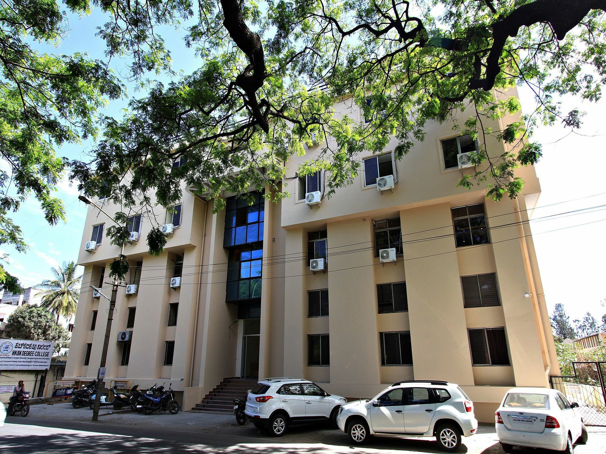 Oyo 11927 Varcity Imperium Hotel 3*