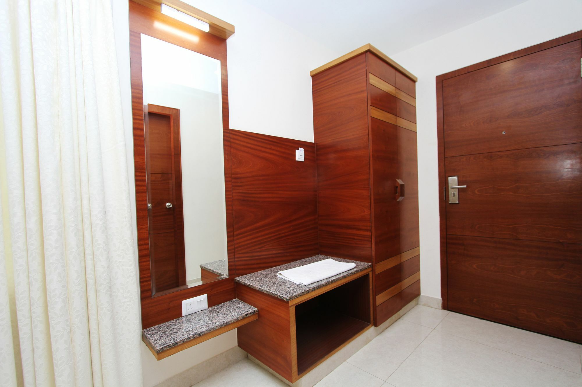 Oyo 4600 Ut Elegance Hotel 2*