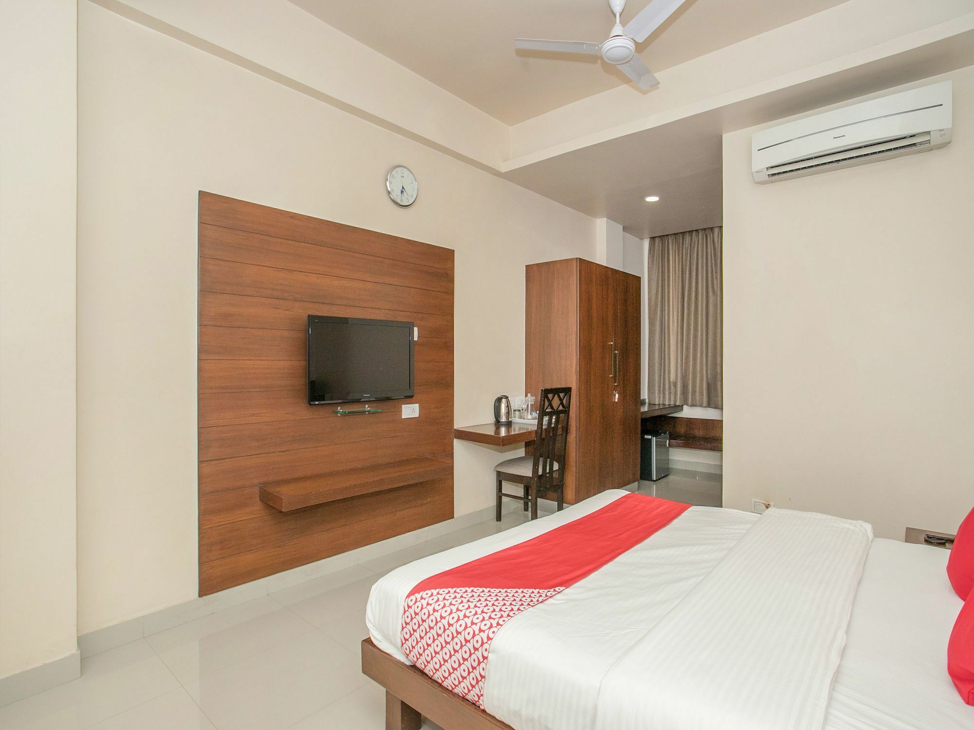 Hotel Oyo 490 Compact Maple Leaf