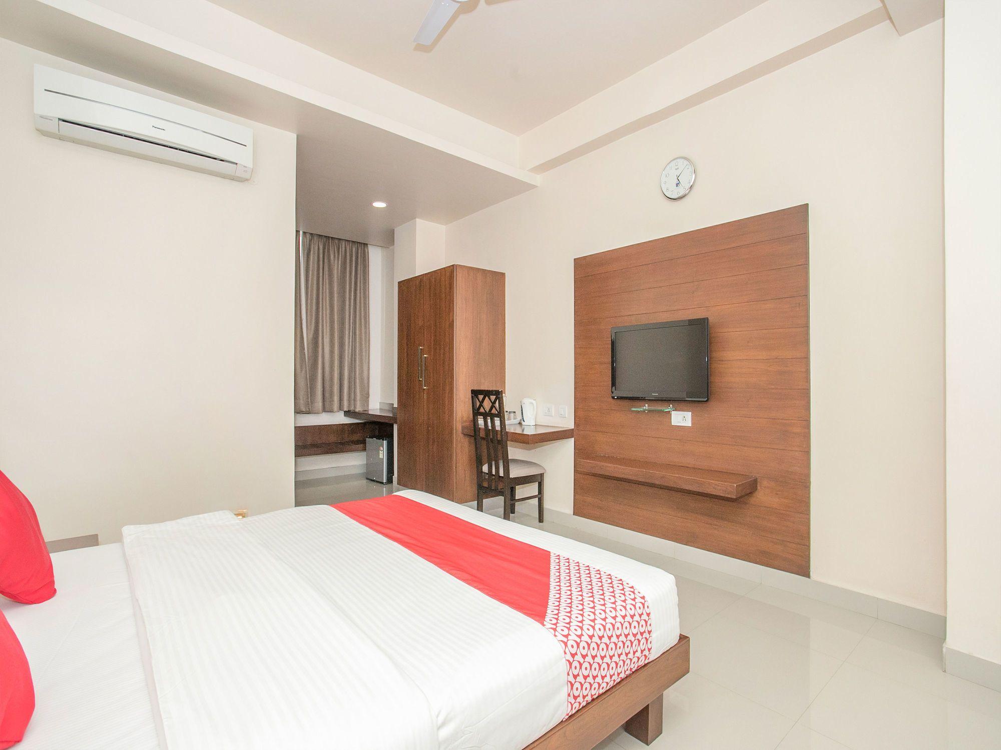 Hotel Oyo 490 Compact Maple Leaf