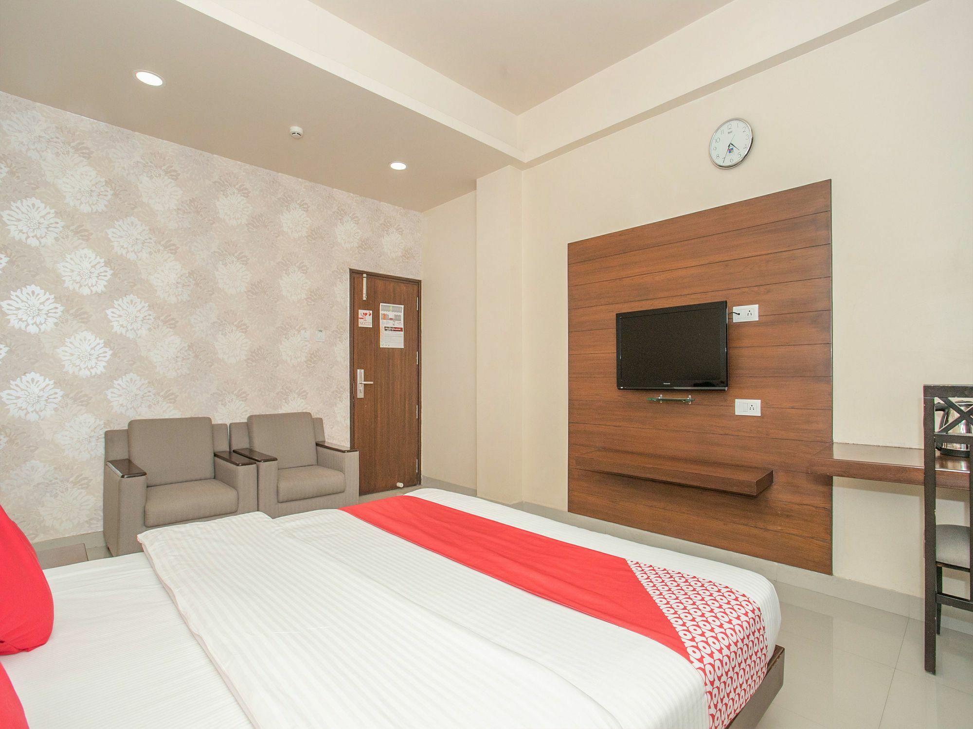 Oyo 490 Compact Maple Leaf Hotel 3*