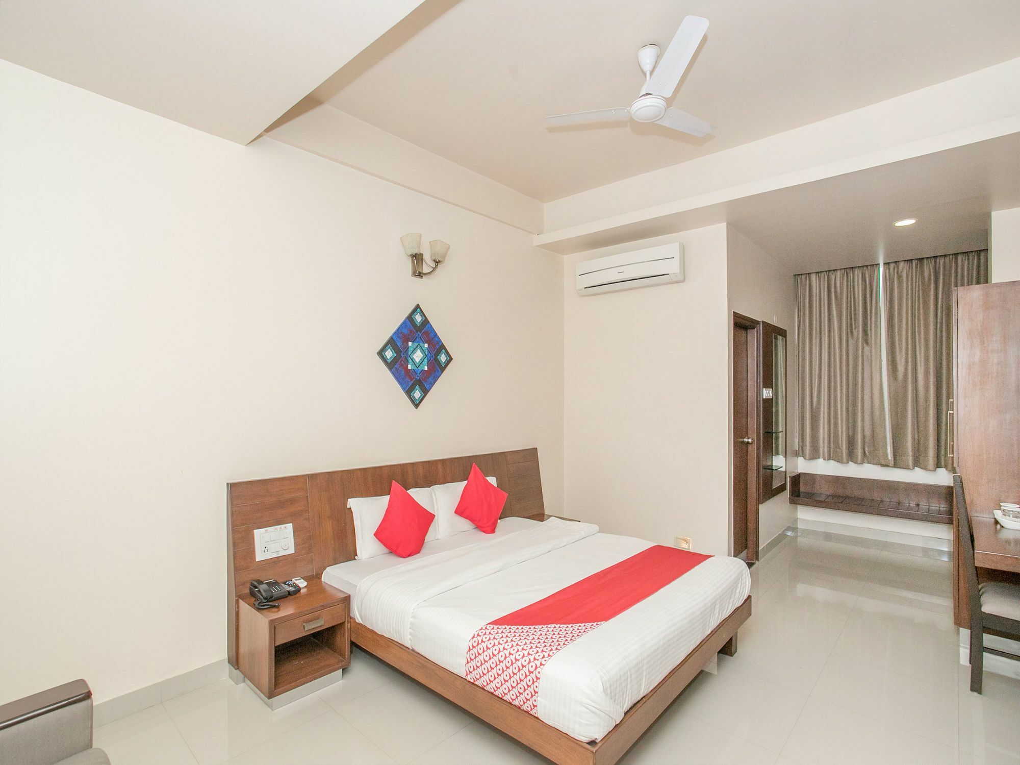 Hotel Oyo 490 Compact Maple Leaf
