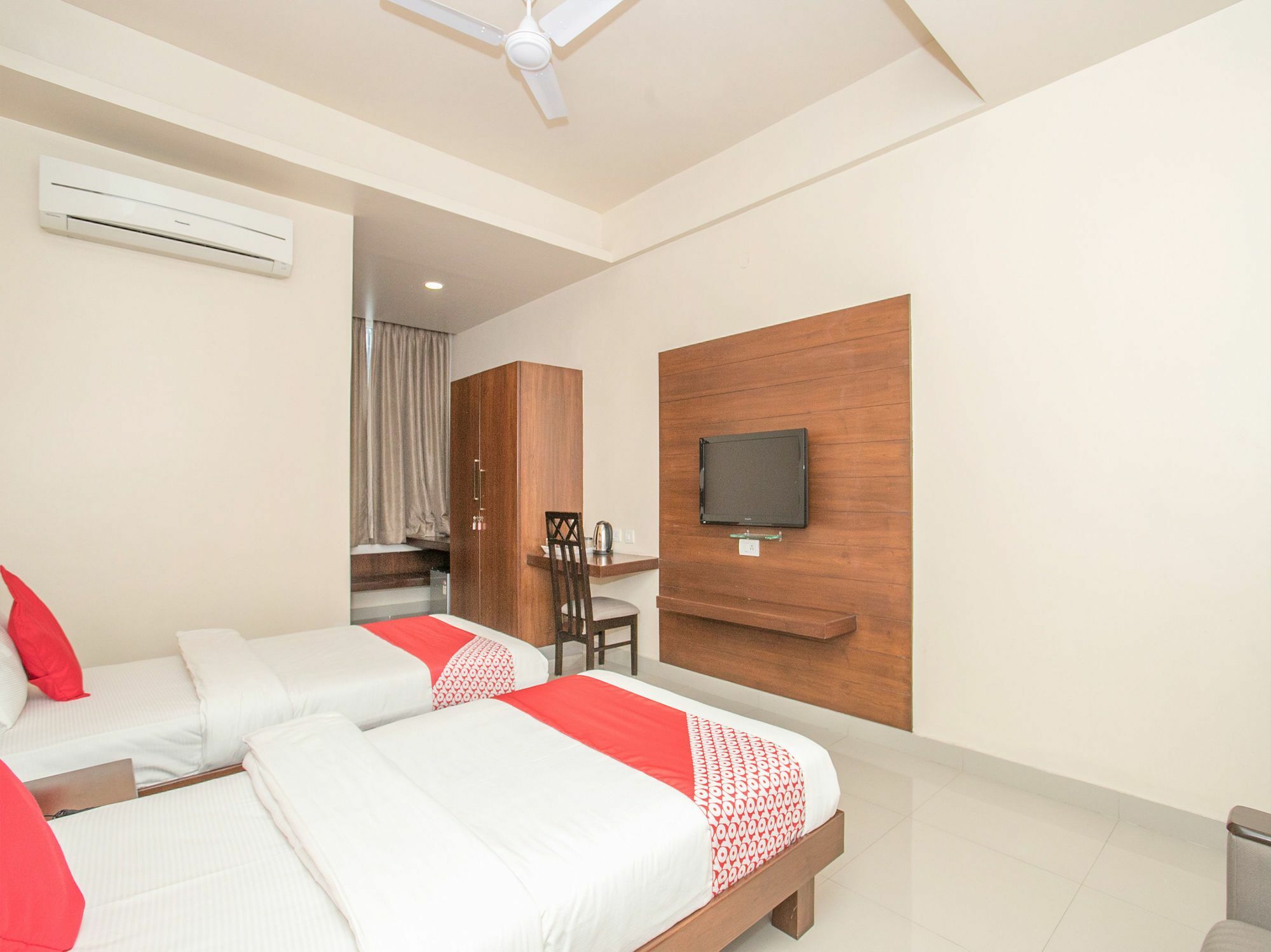 Hotel Oyo 490 Compact Maple Leaf