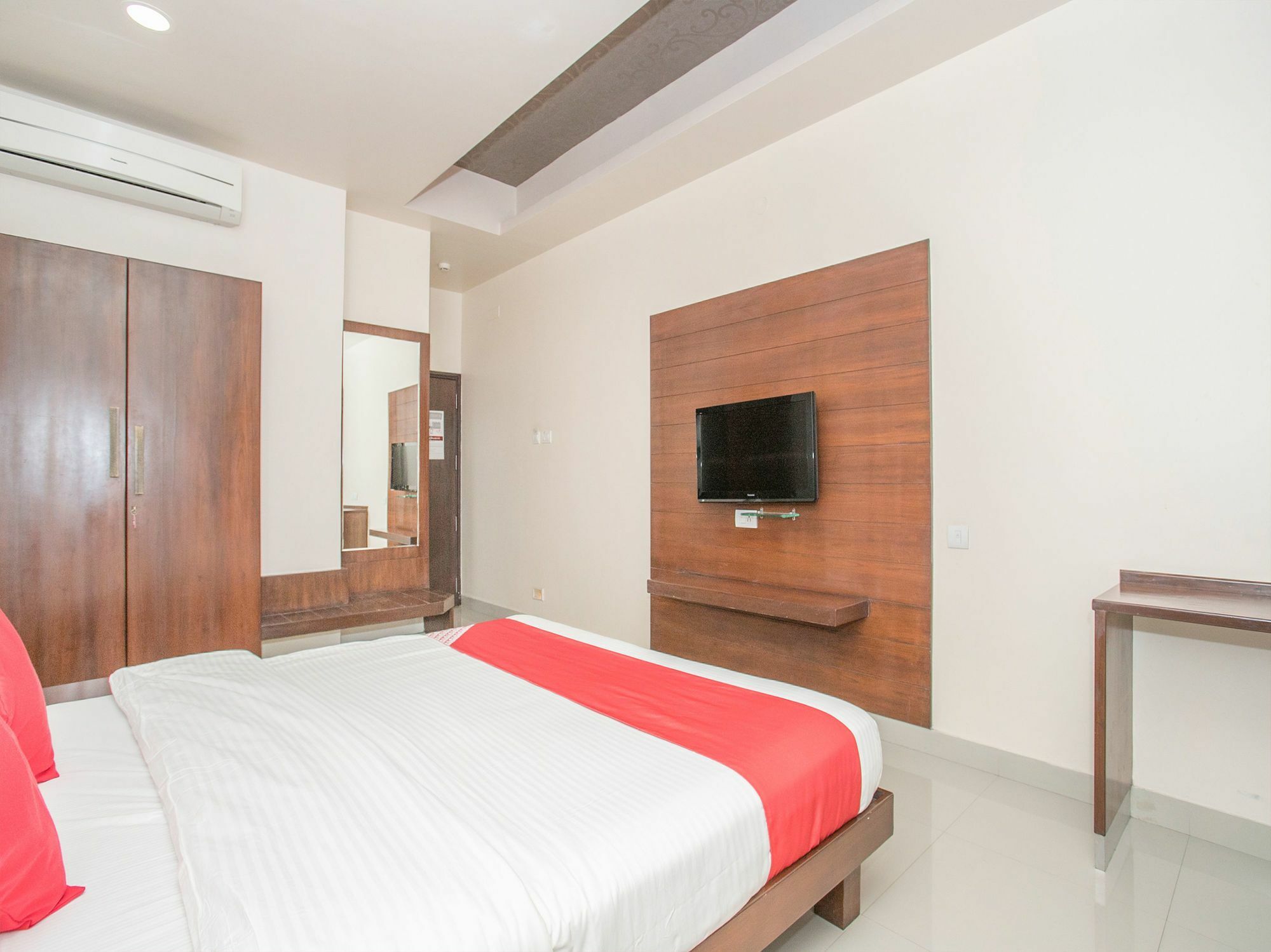 Oyo 490 Compact Maple Leaf Hotel 3*