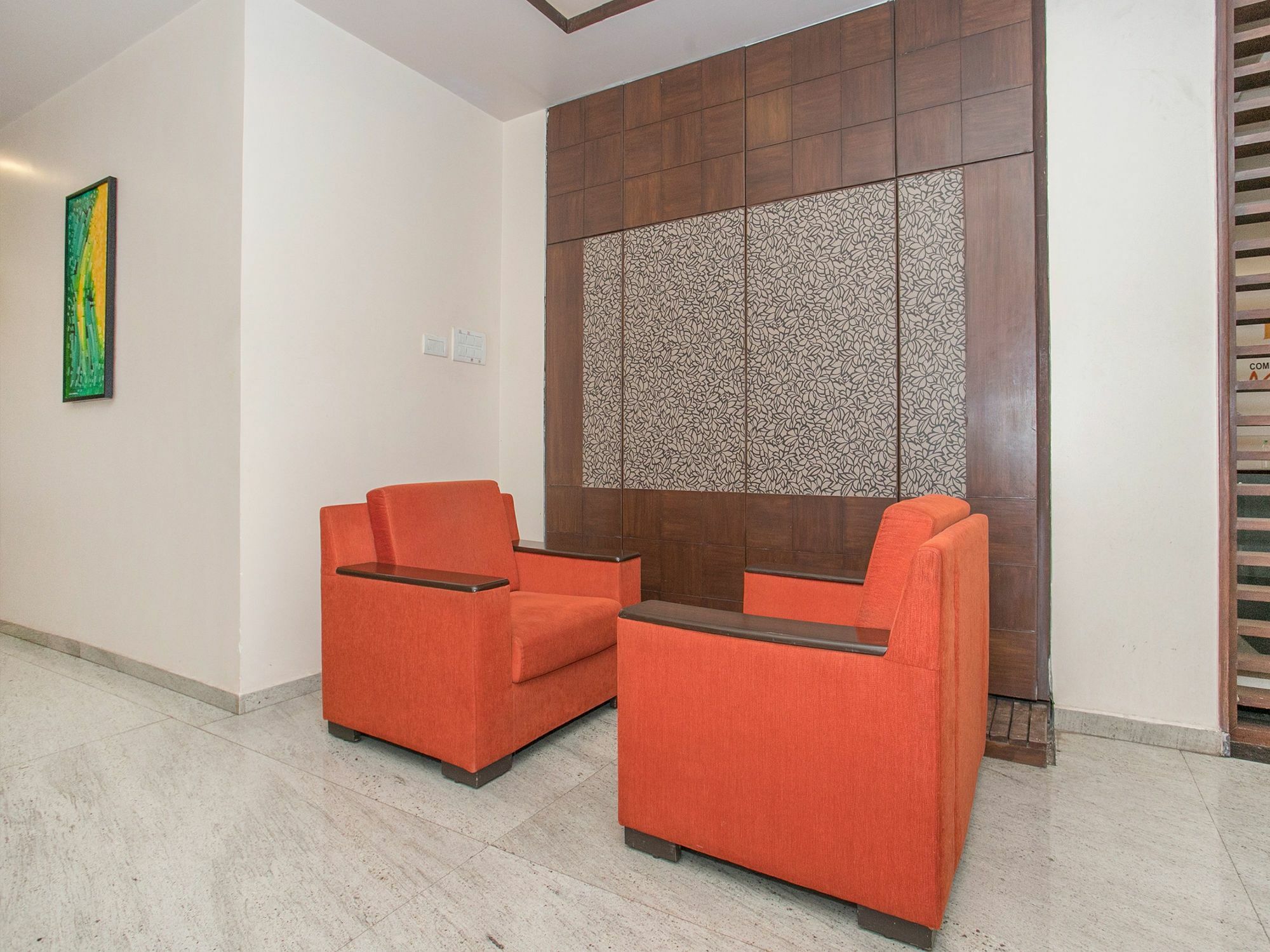 Oyo 490 Compact Maple Leaf Hotel 3*