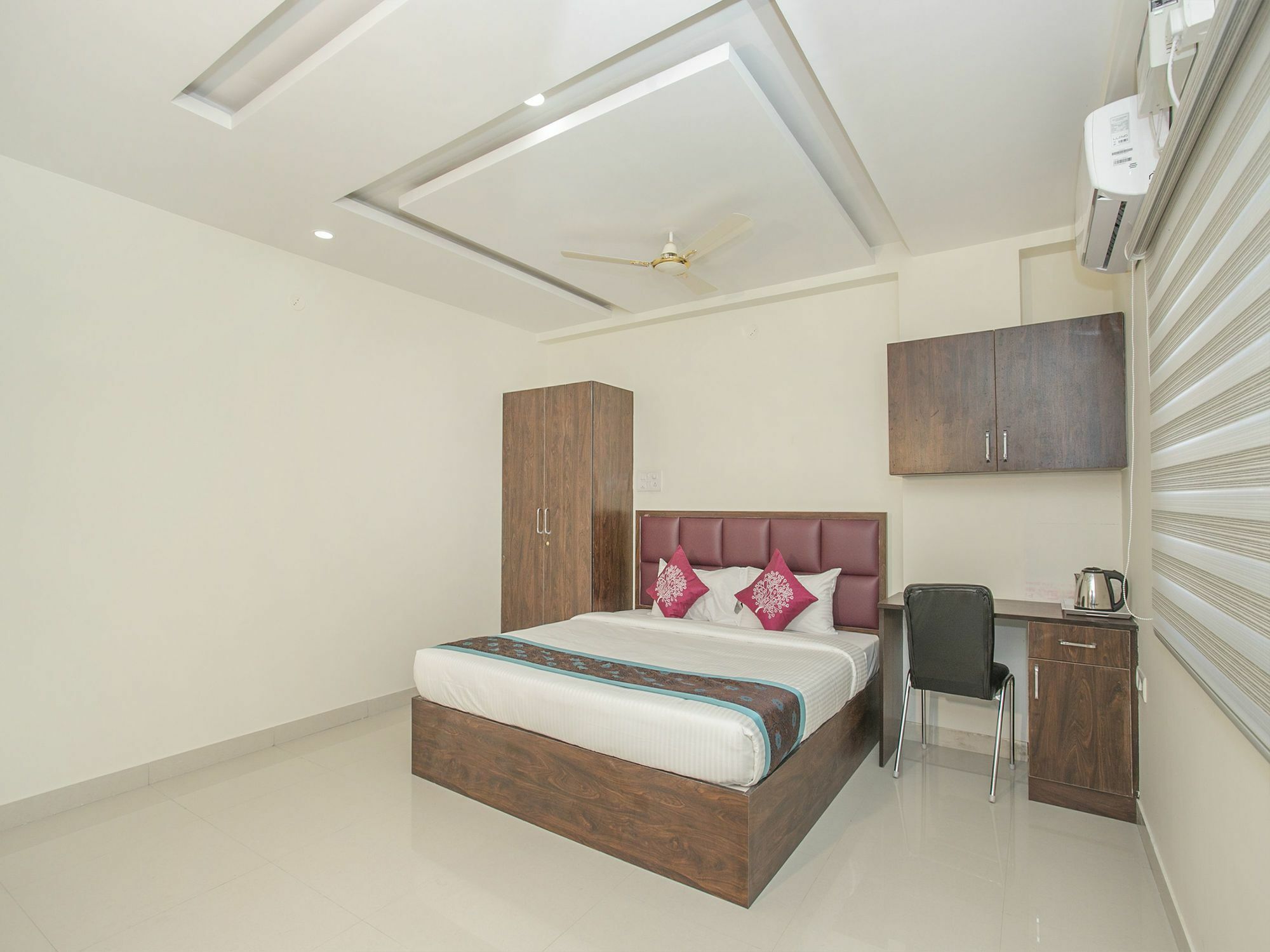 Oyo 11387 Kozy Hotel 2*