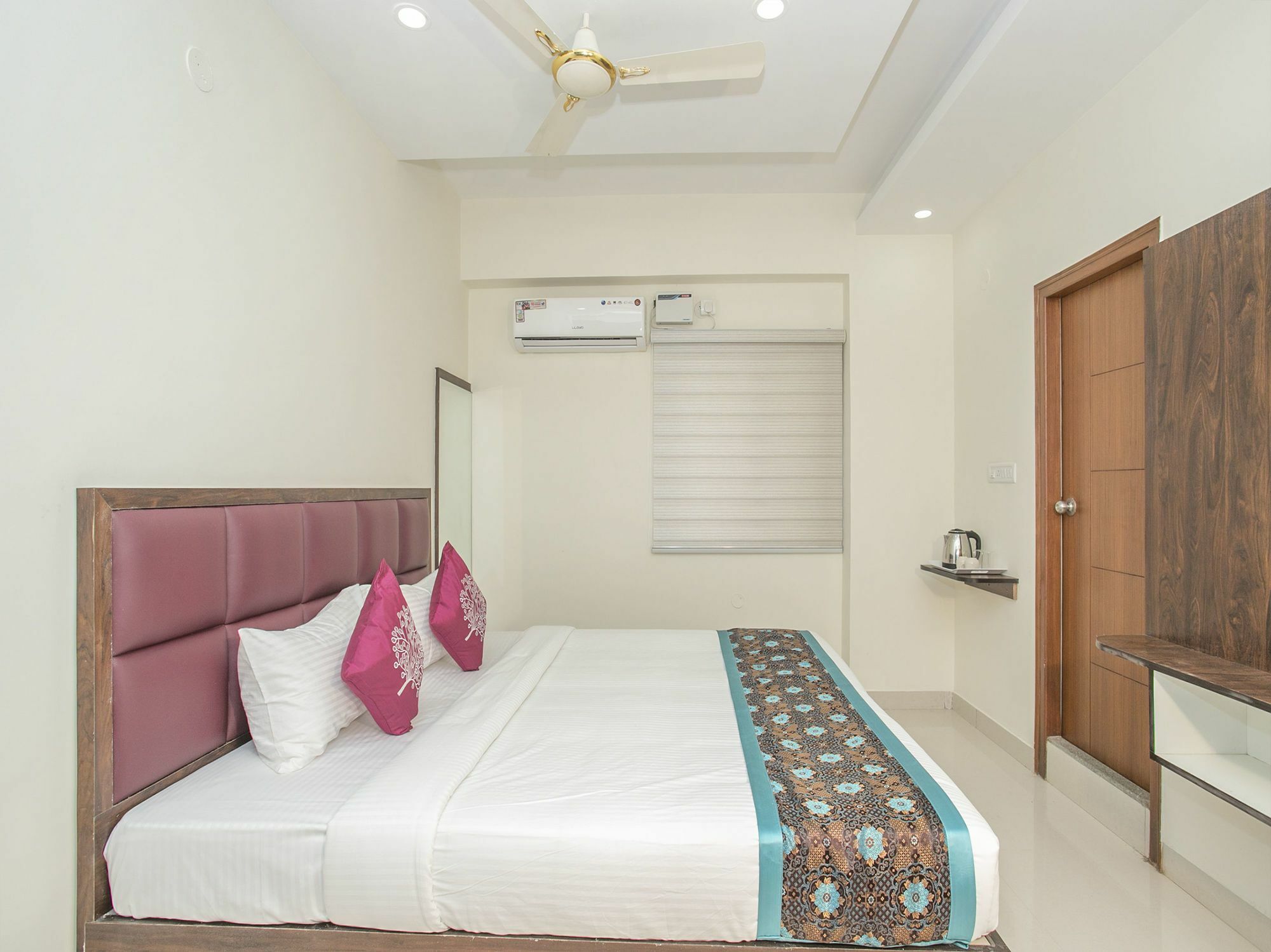 Oyo 11387 Kozy Hotel