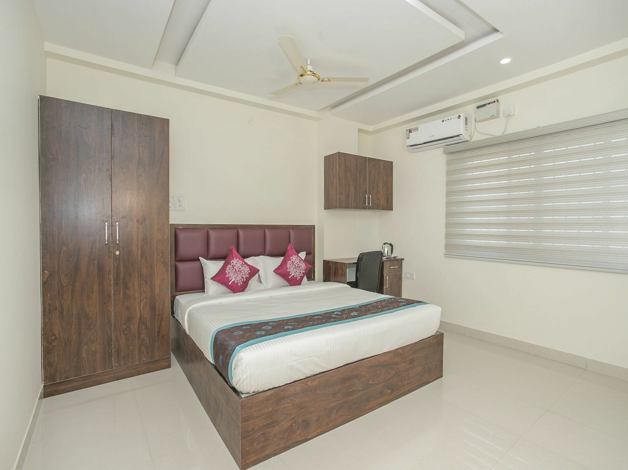 Oyo 11387 Kozy Hotel 2*