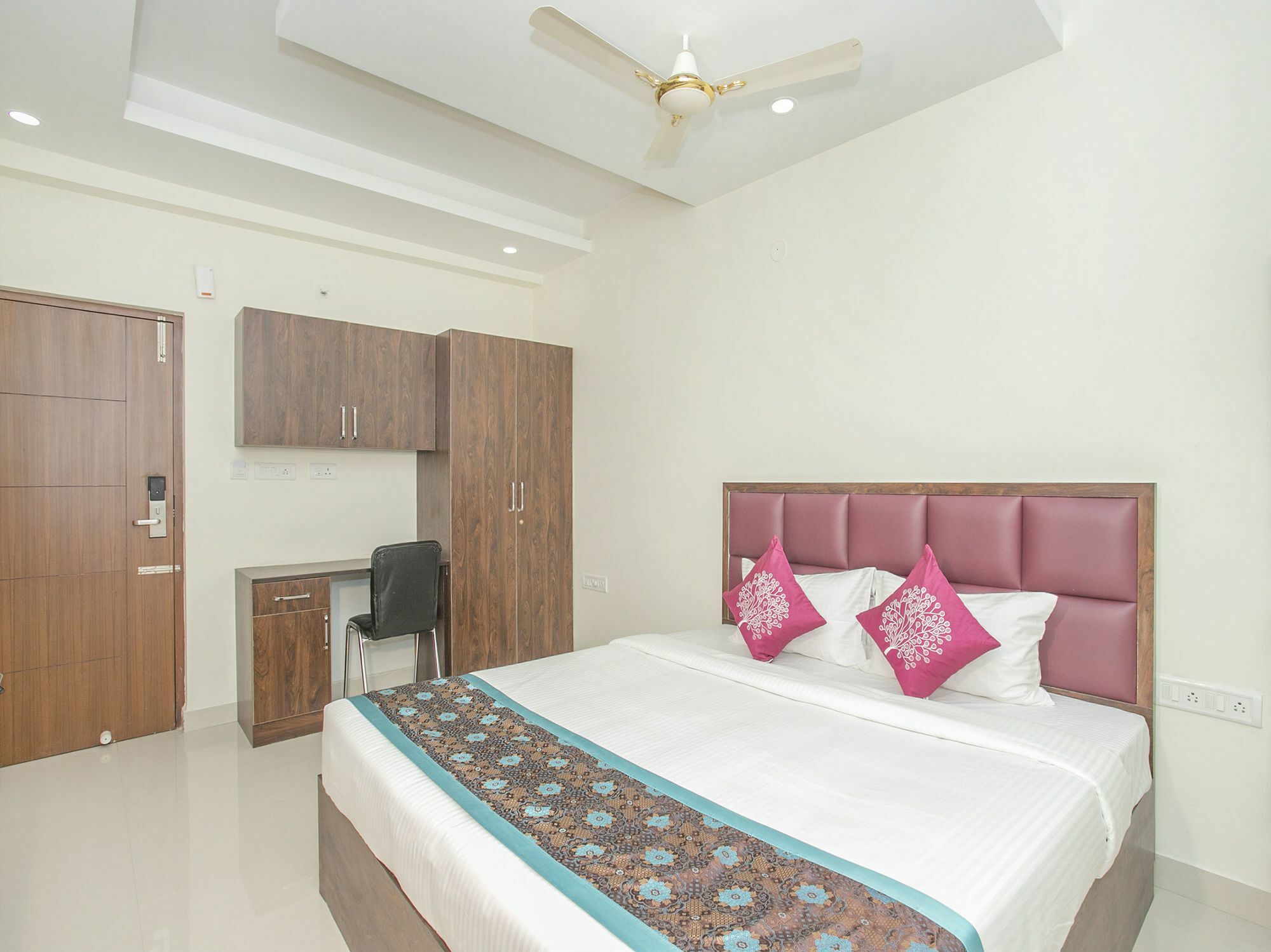 Oyo 11387 Kozy Hotel