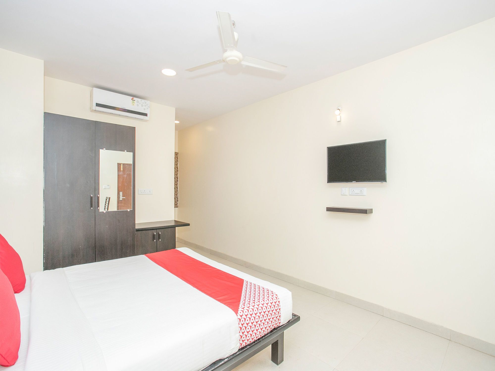 Oyo 10518 Kushi Comforts Hotel