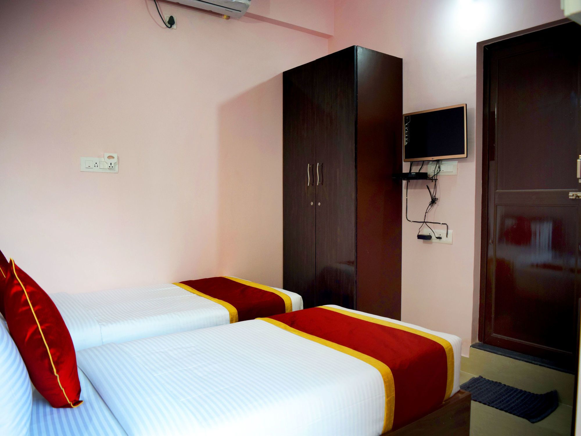 Hotel Oyo 7898 Azaa 2*