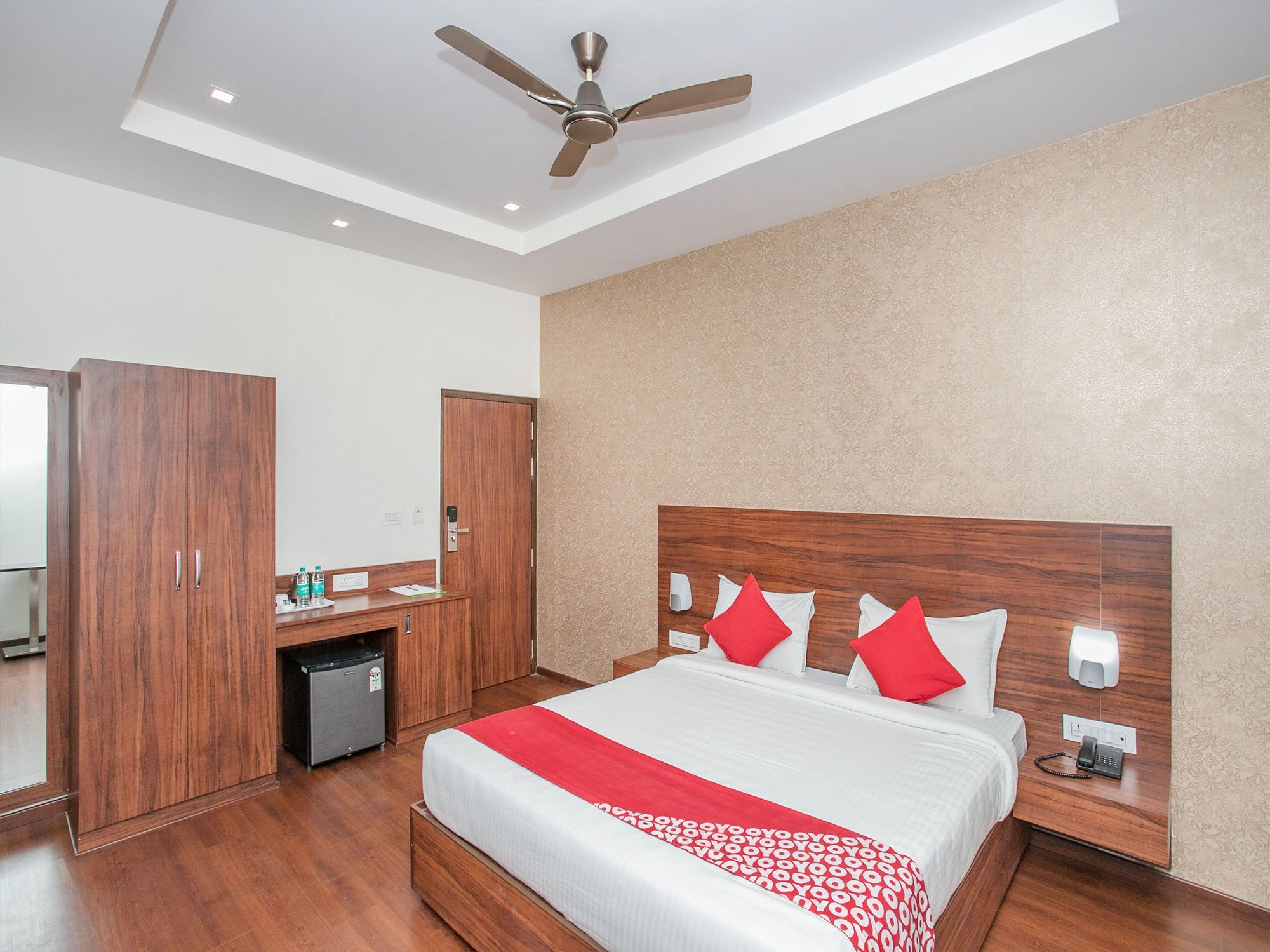 Oyo 15865 Passport Hotel 3*