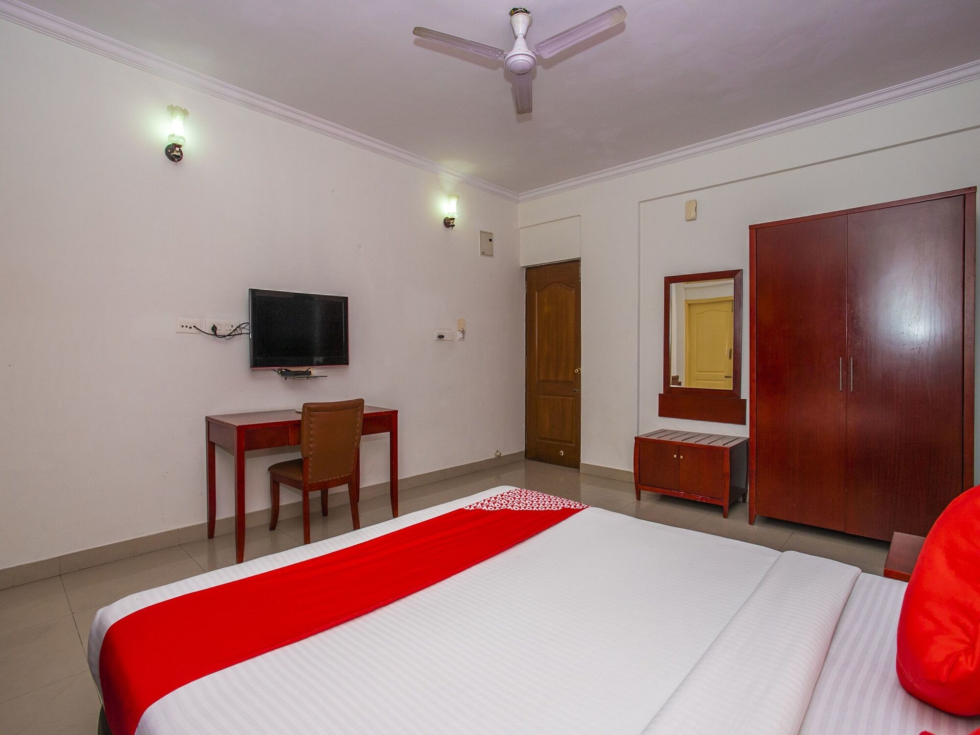 Oyo 23360 White Bricks Hotel