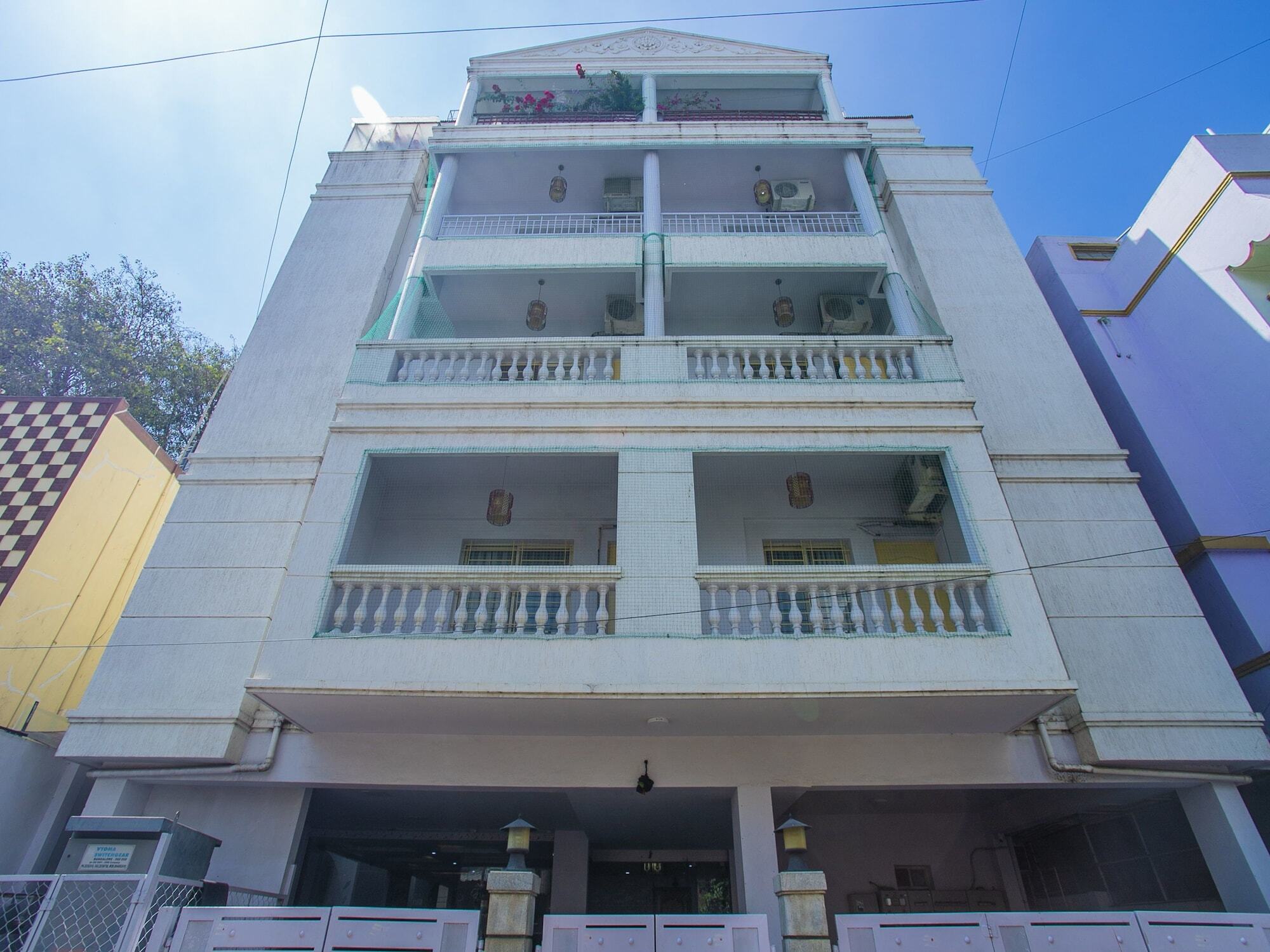 Oyo 23360 White Bricks Hotel