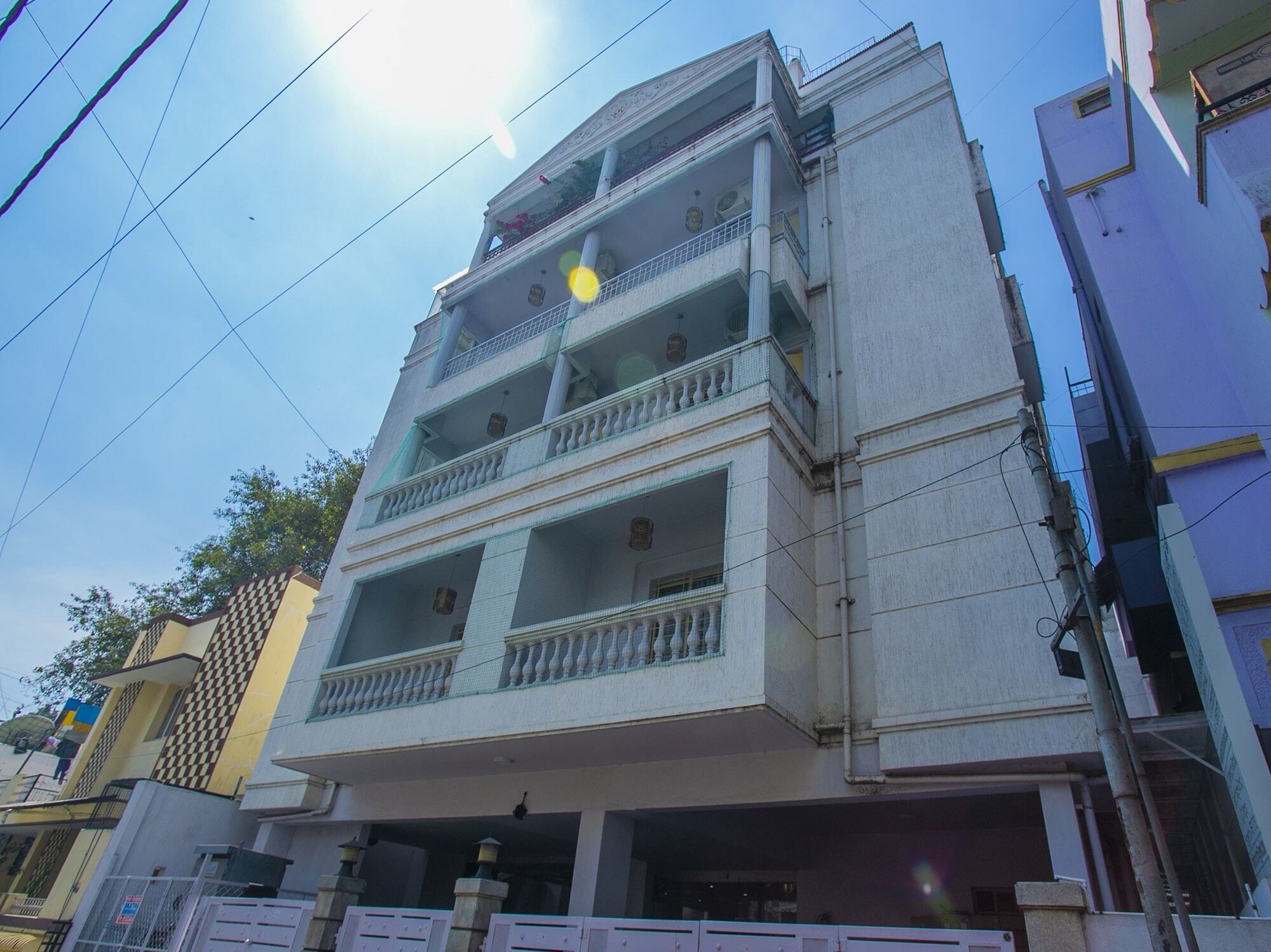 Hotel Oyo 23360 White Bricks 2*