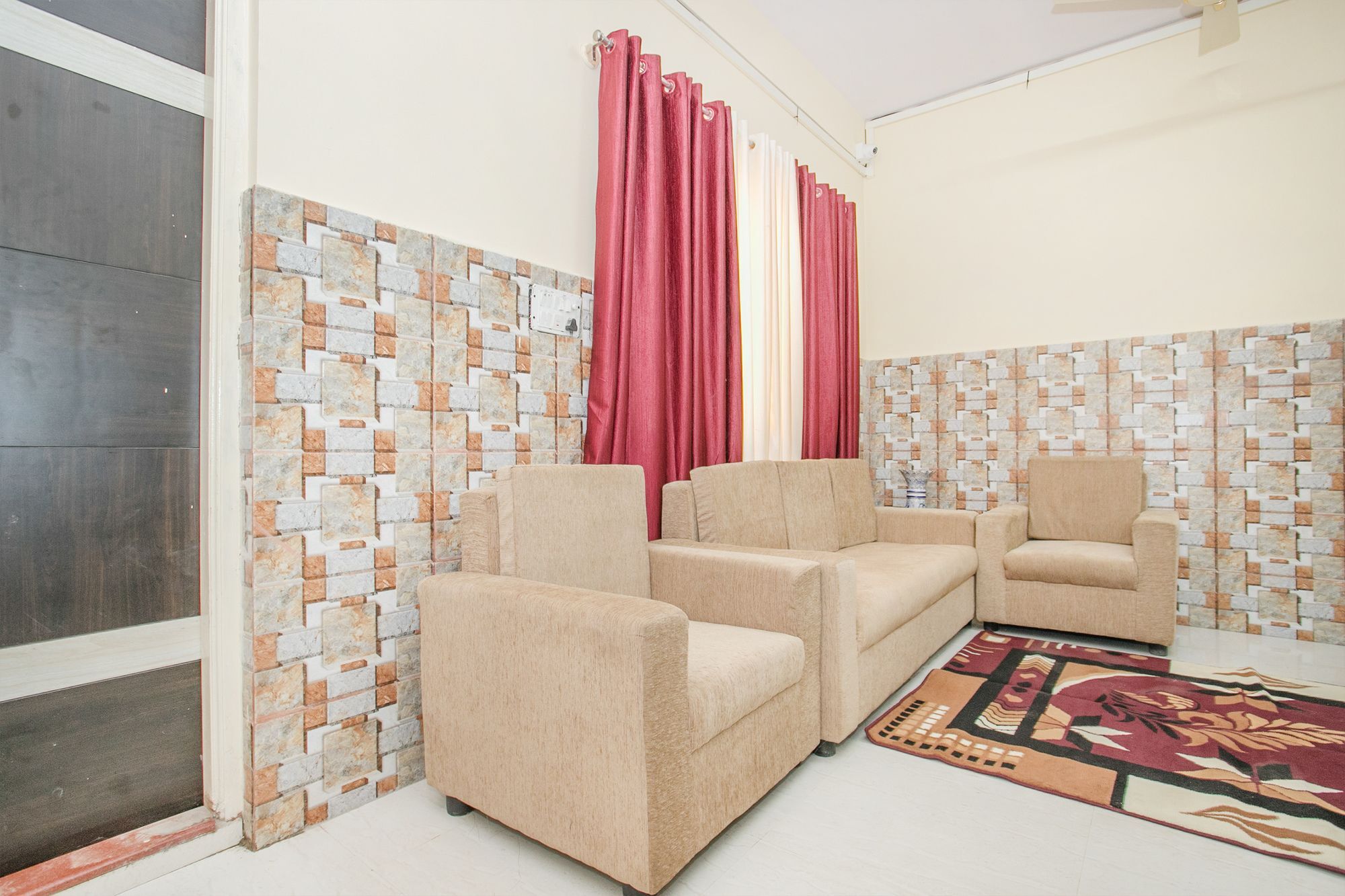 Oyo 11640 Aaira Hotel 2*