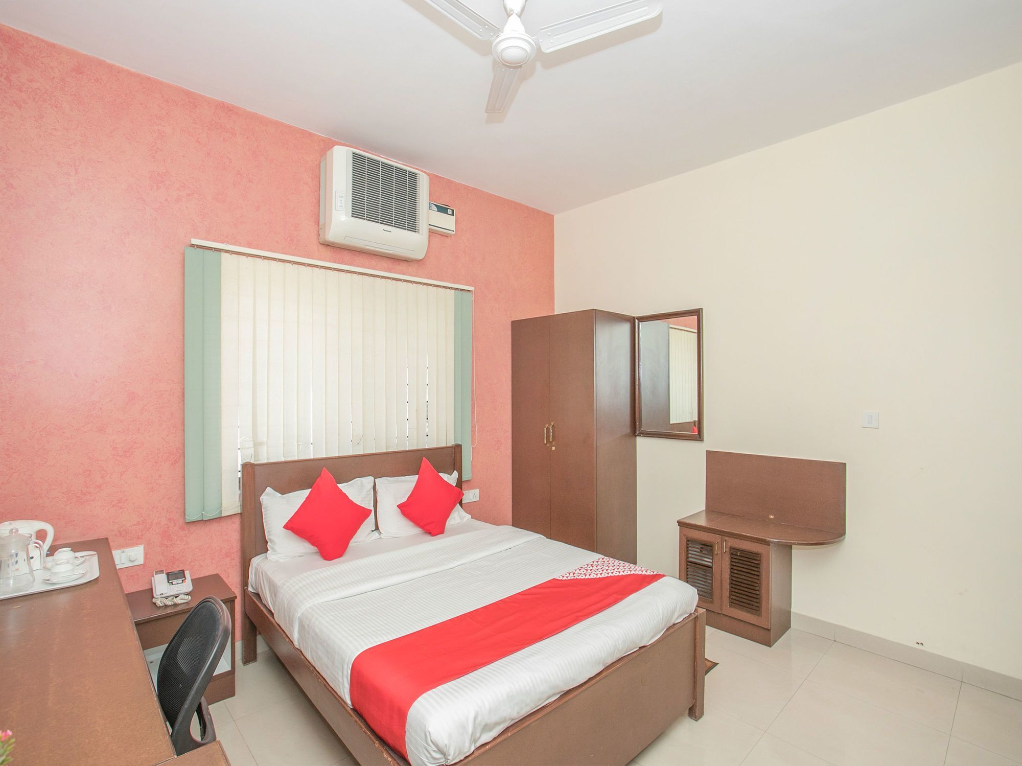 Oyo 12524 Compact Supralisa Hotel 3*