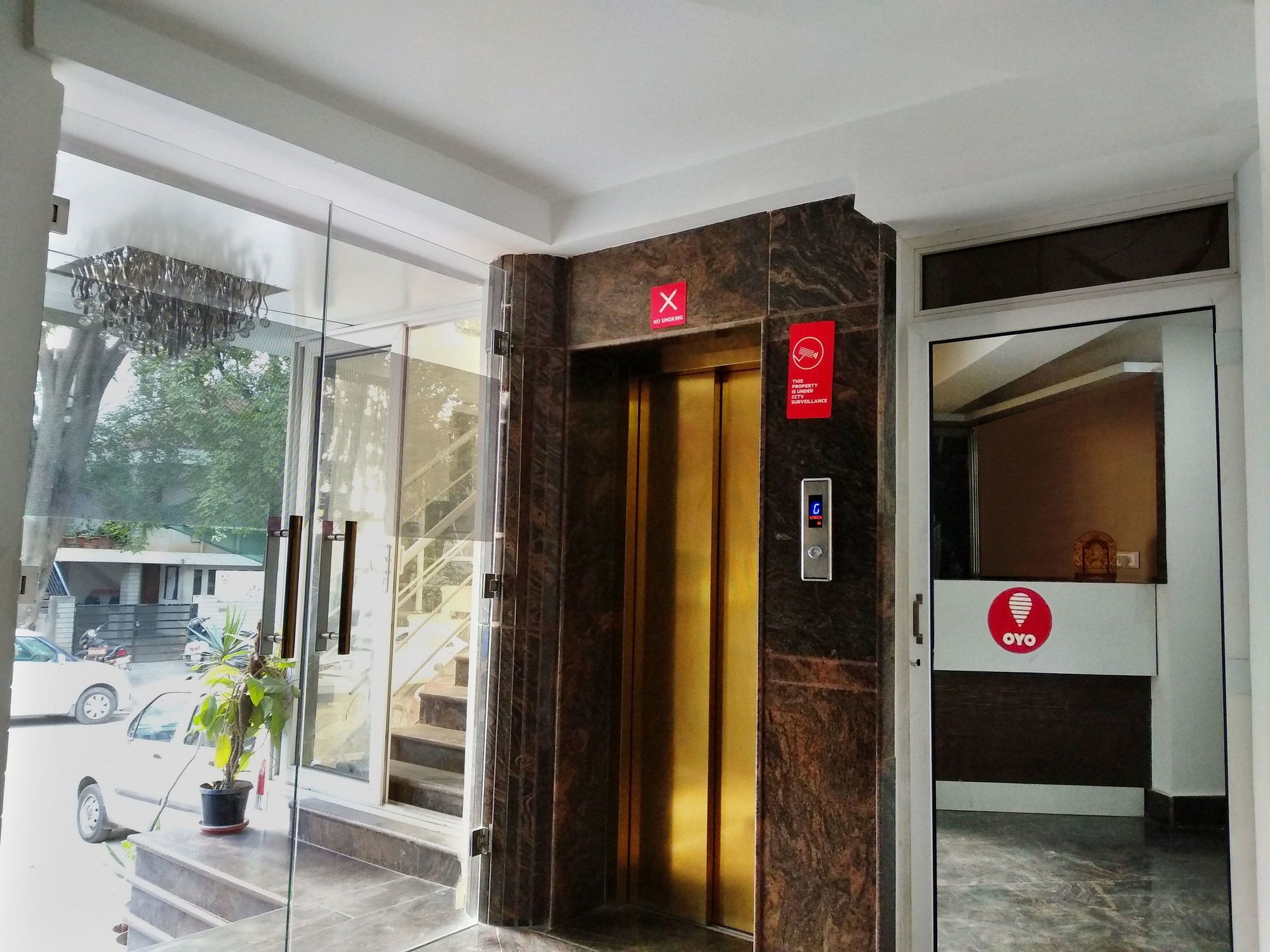 Oyo 10530 Near Forum Mall Hotel