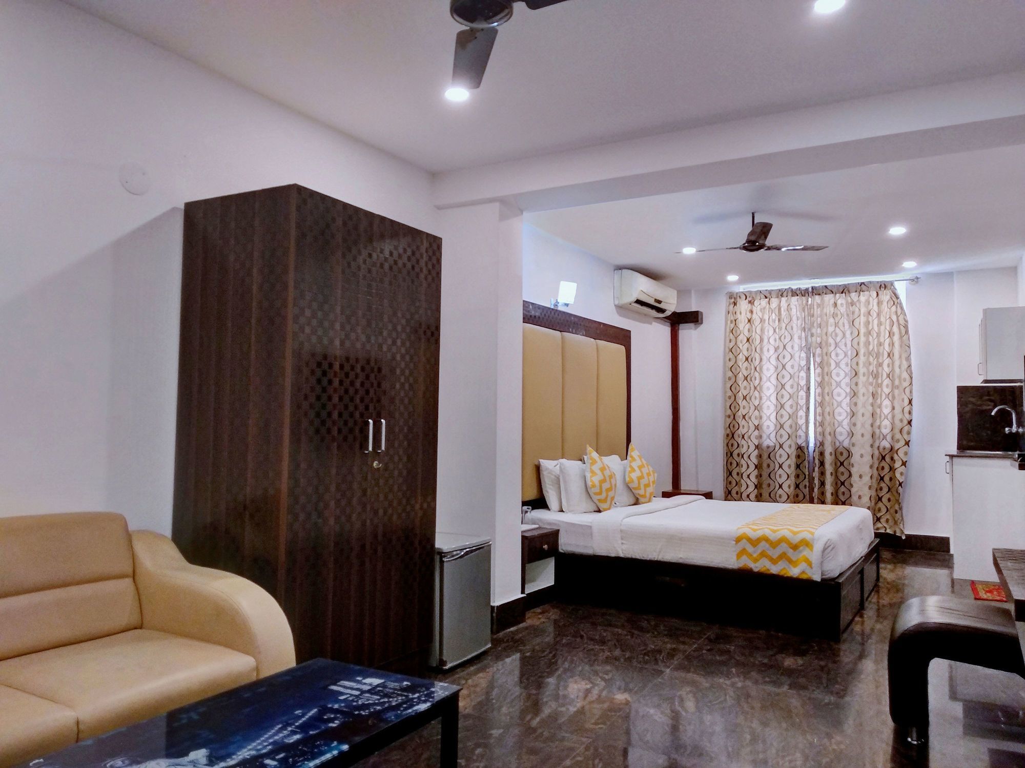 Oyo 10530 Near Forum Mall Hotel