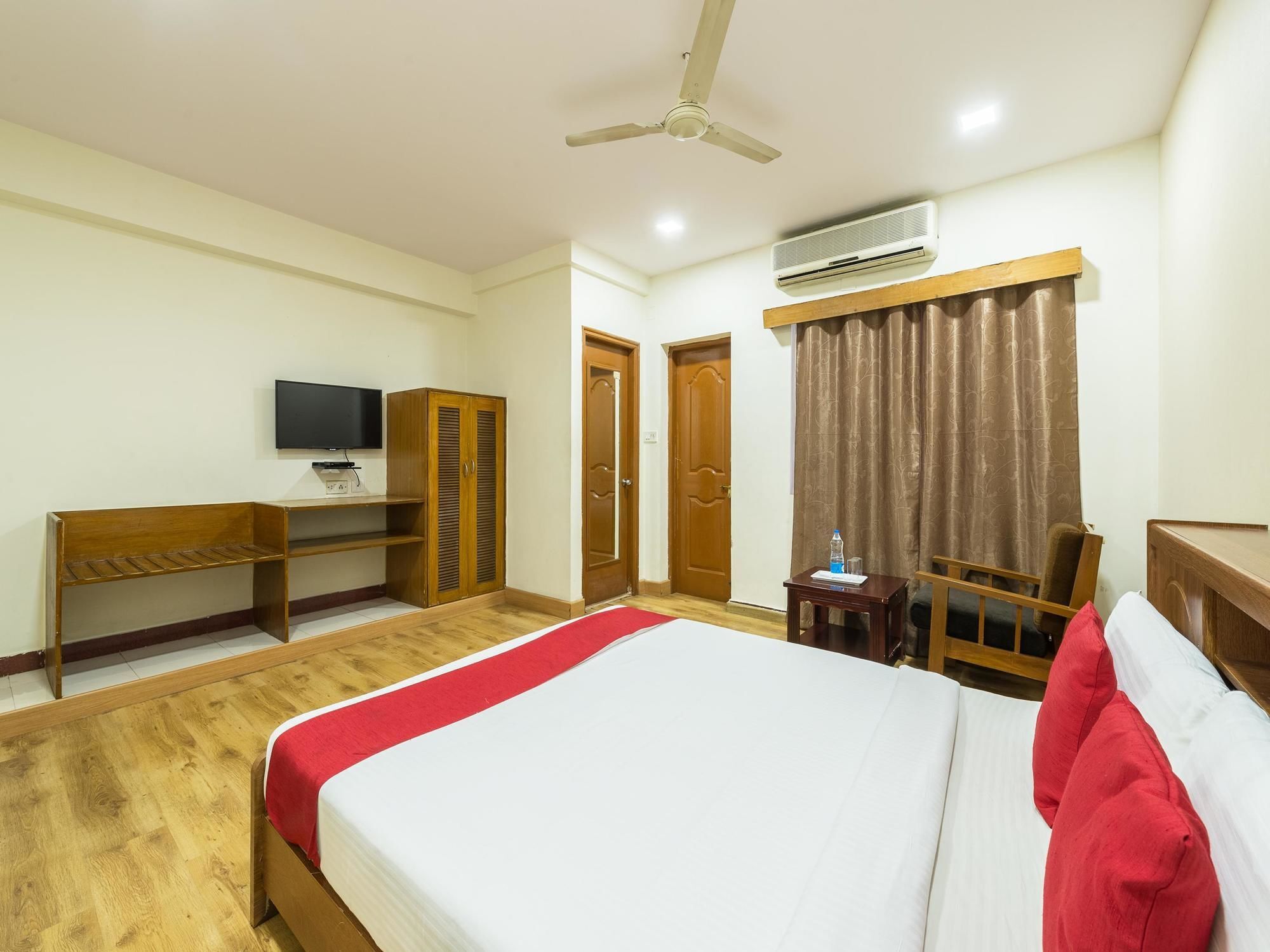 Hotel Oyo 3722 Stayeasy Majestic 3*
